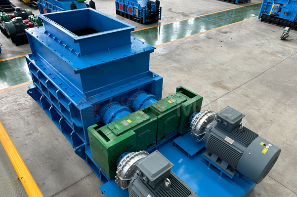 瀝青混凝土破碎機廠家,瀝青路面強力齒輥破碎機型號圖片,混凝土強力分級破碎機性能優(yōu)勢,瀝青料雙齒輥式破碎機生產(chǎn)現(xiàn)場